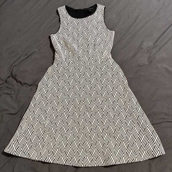 Banana Republic Dresses & Skirts - BR Banana Republic Sleeveless Cream & Black Dress Size 2 With Pockets!